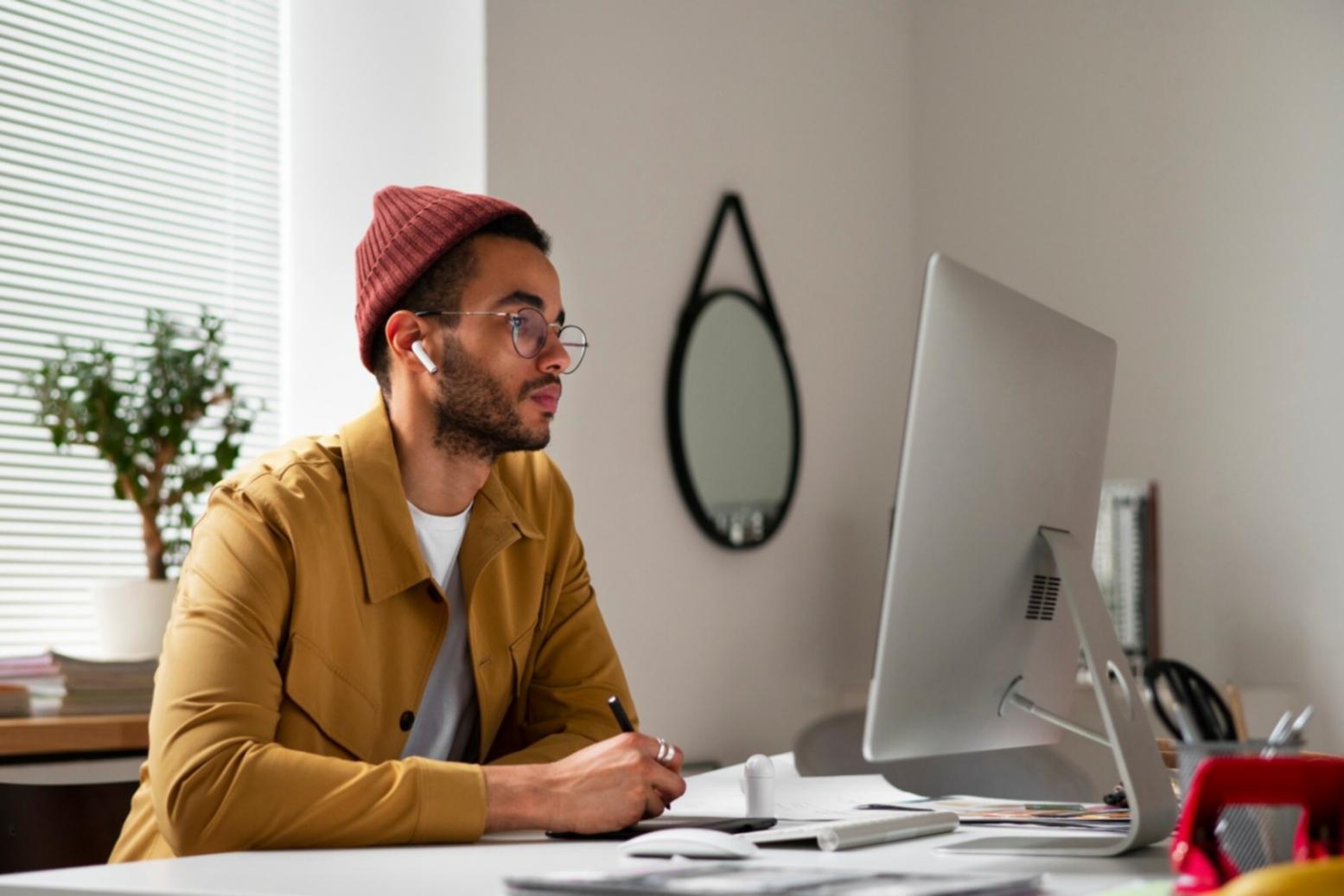 Espace de travail avec documents financiers et ordinateur pour analyse approfondie