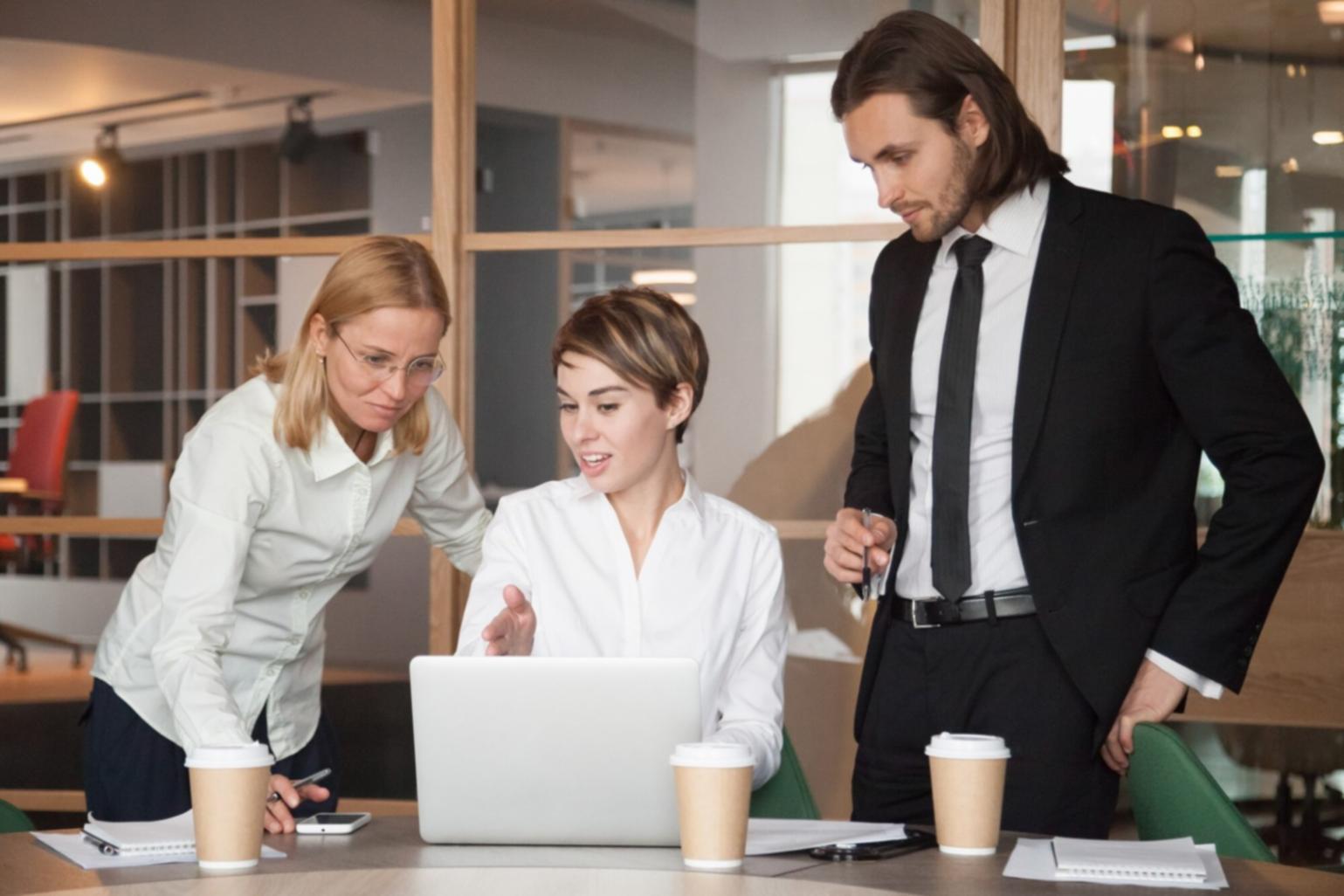 Espace de formation avec tableaux et graphiques financiers